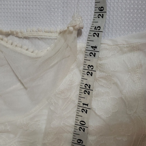 Absolutely Famous. NWT. Cute White, Polyester Lace Detail & Rayon Top.  Size 3X - Picture 9 of 15